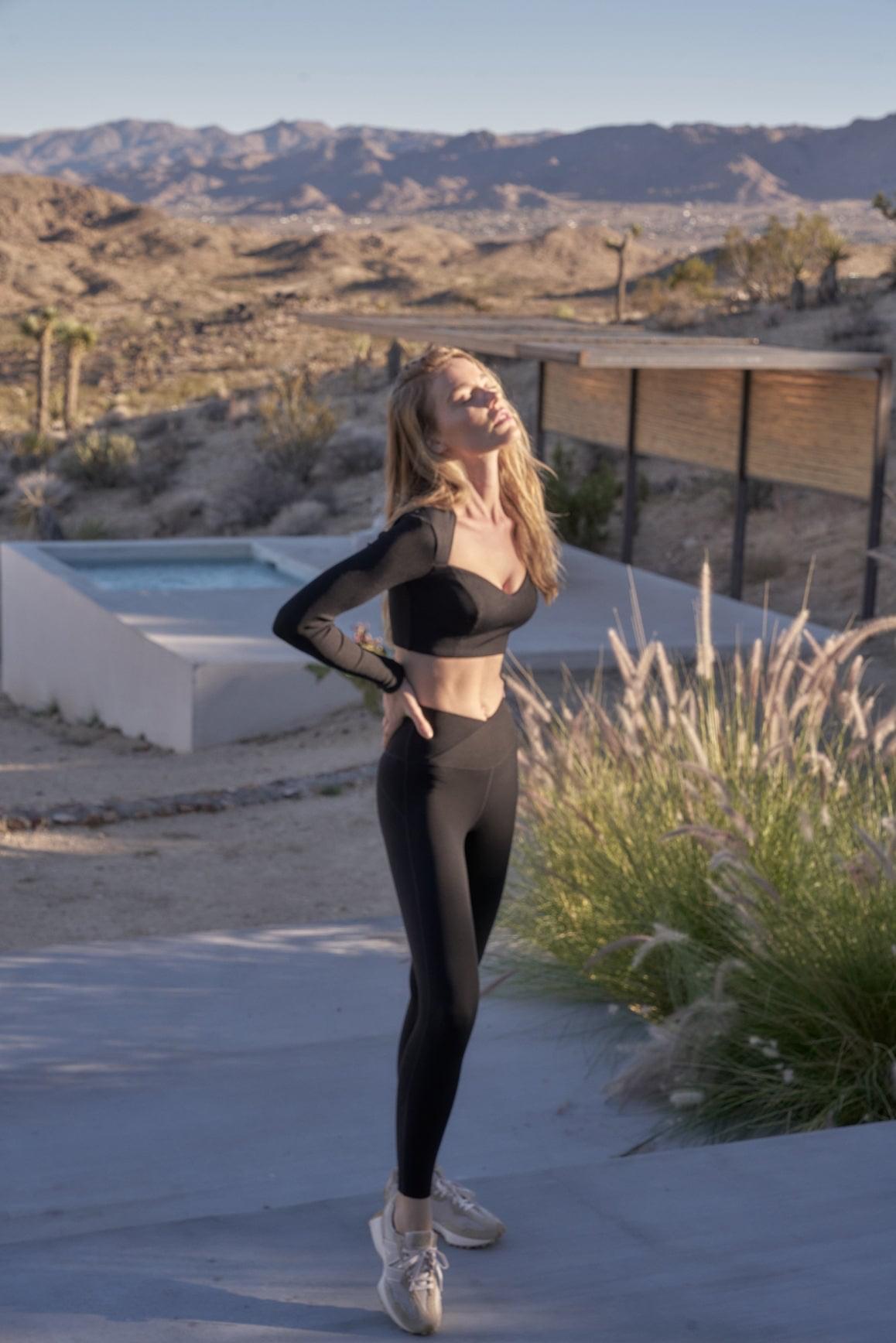 Elegant Long Sleeve Crop Top & V-waist Yoga Legging